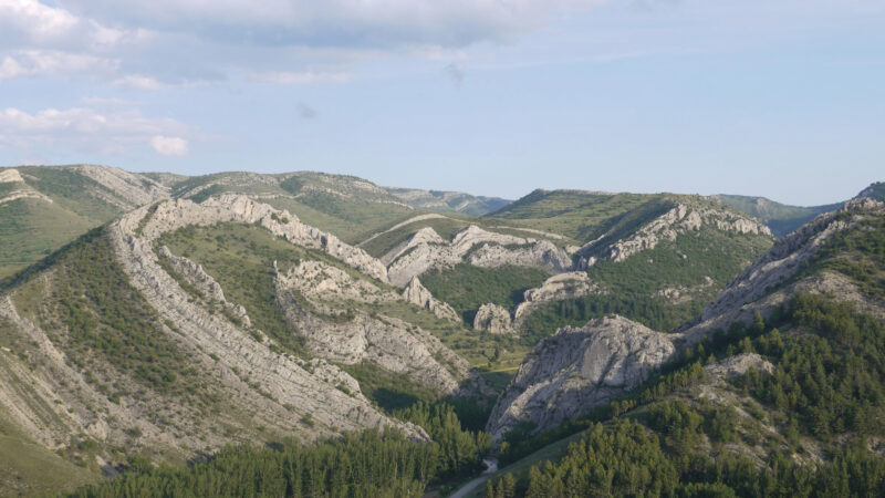 Een school­voorbeeld van een plooi in het geologische park van Aliaga, Spanje. Foto: M.J. van Schoor, 2021
