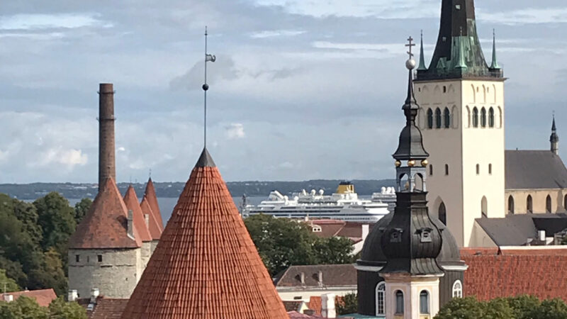 Blik op het middeleeuwse Tallinn (Estland) © Karel Onwijn