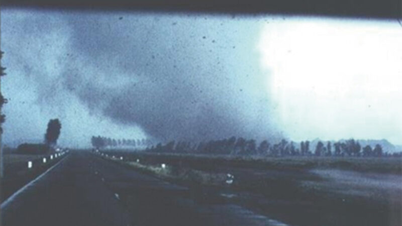 De windhoos van 25 juni 1967 enkele seconden voordat bij het verkeersplein een loods verwoest wordt. (Foto: A.C. Frenks/R.M. Blewanus)